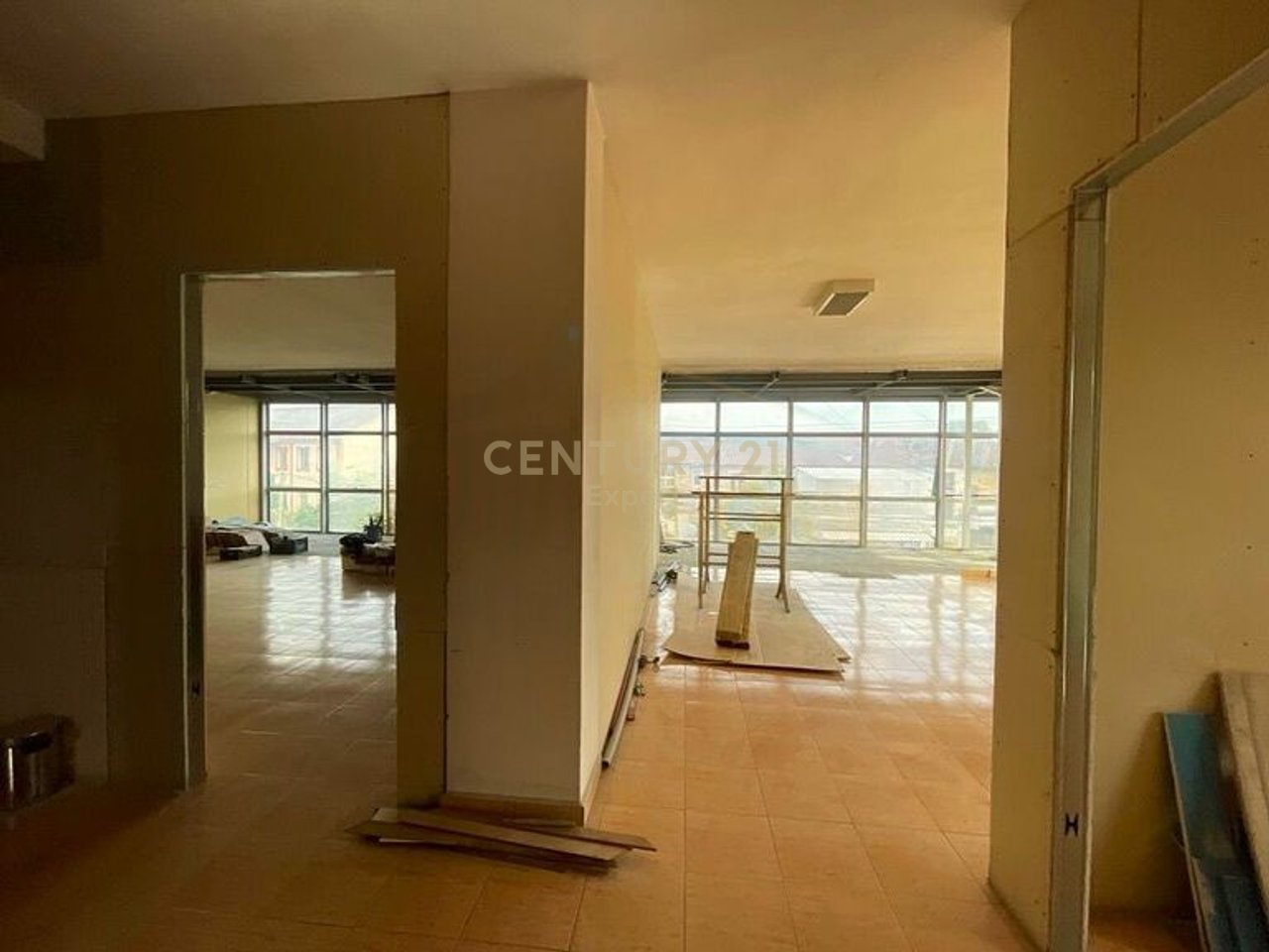 BUSINESS SPACE FOR RENT IN KINOSTUDIO !!