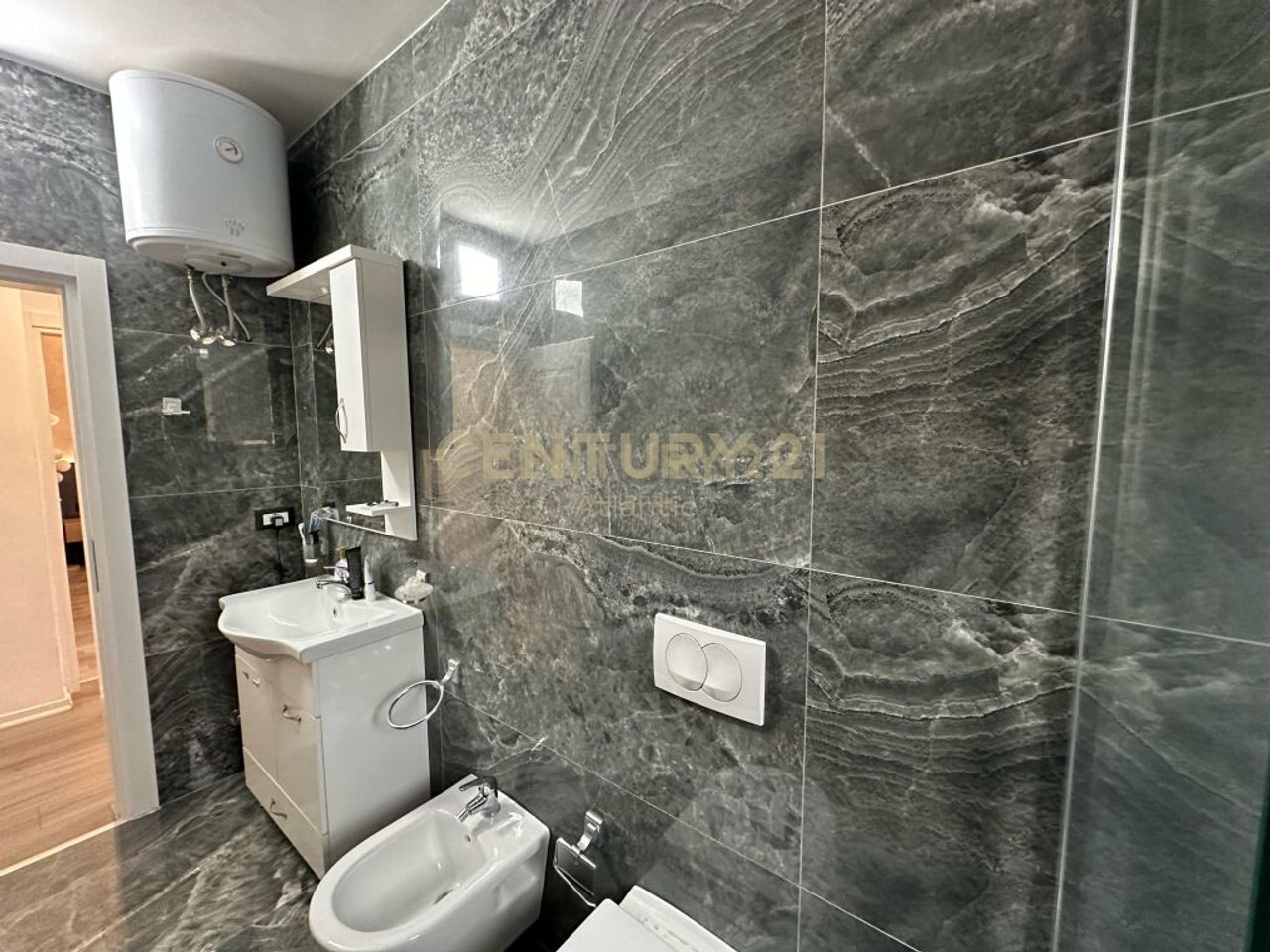 Apartament 1+1 Me Qira në Plazh Rrota e Kuqe, Durrës - 450€ | 75 m²
