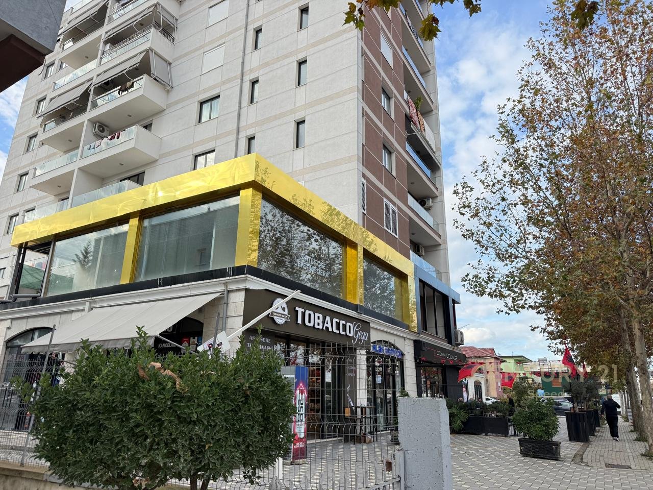 Jepet me qira dyqan në katin e parë, buzë rrugës kryesore në Bathore.