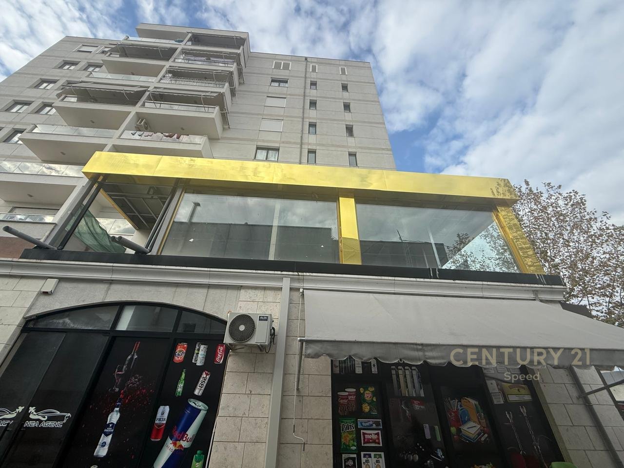 Jepet me qira dyqan në katin e parë, buzë rrugës kryesore në Bathore.