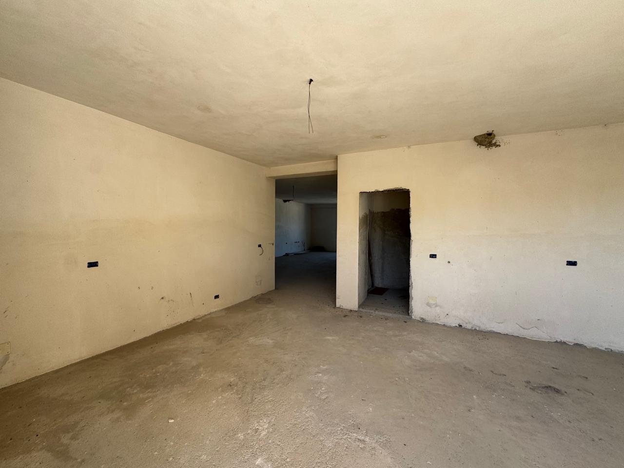 APARTAMENT 3+3+2 PER SHITJE,PRANE SPITALIT(800euro/m2)!