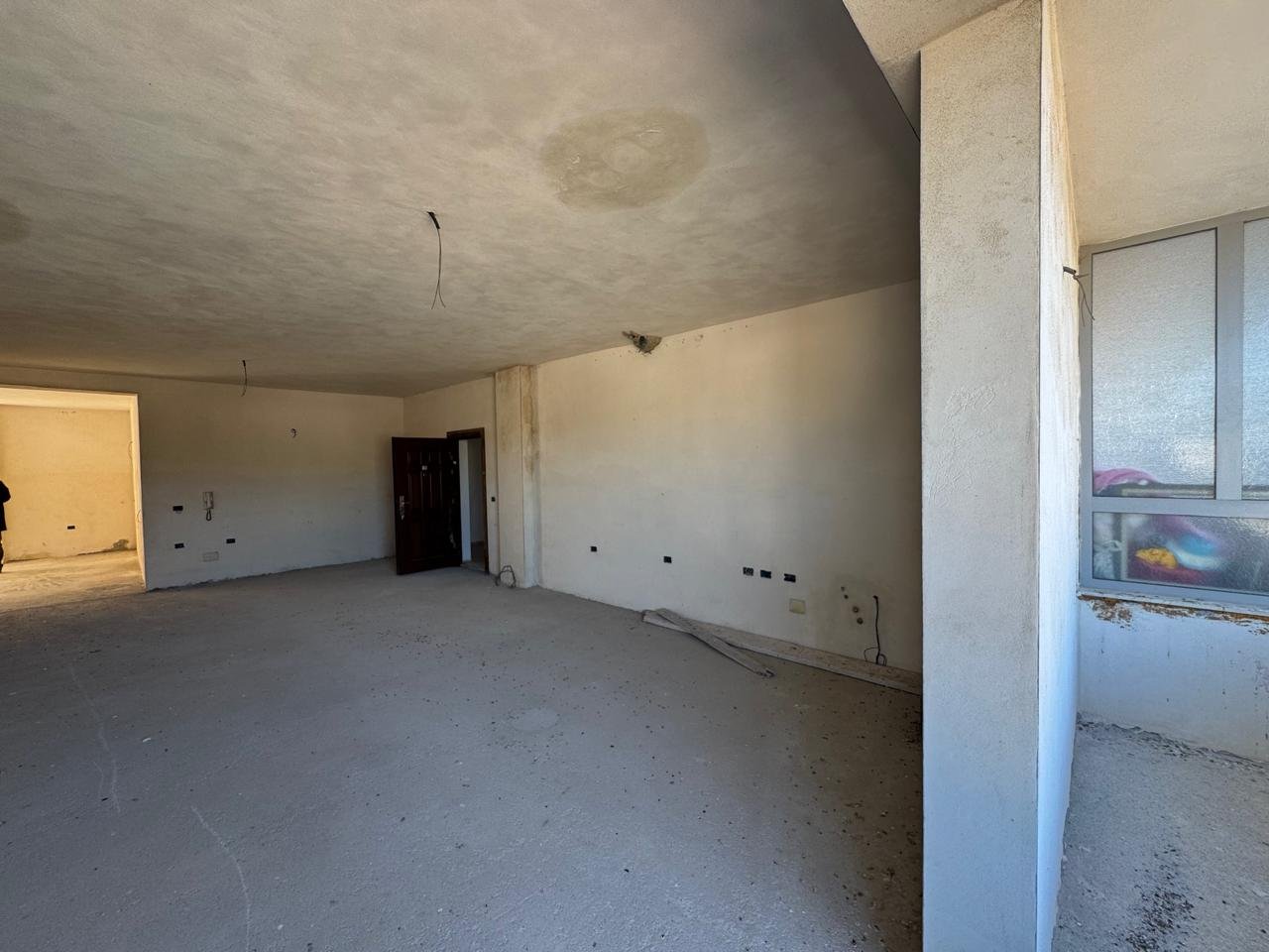 APARTAMENT 3+3+2 PER SHITJE,PRANE SPITALIT(800euro/m2)!