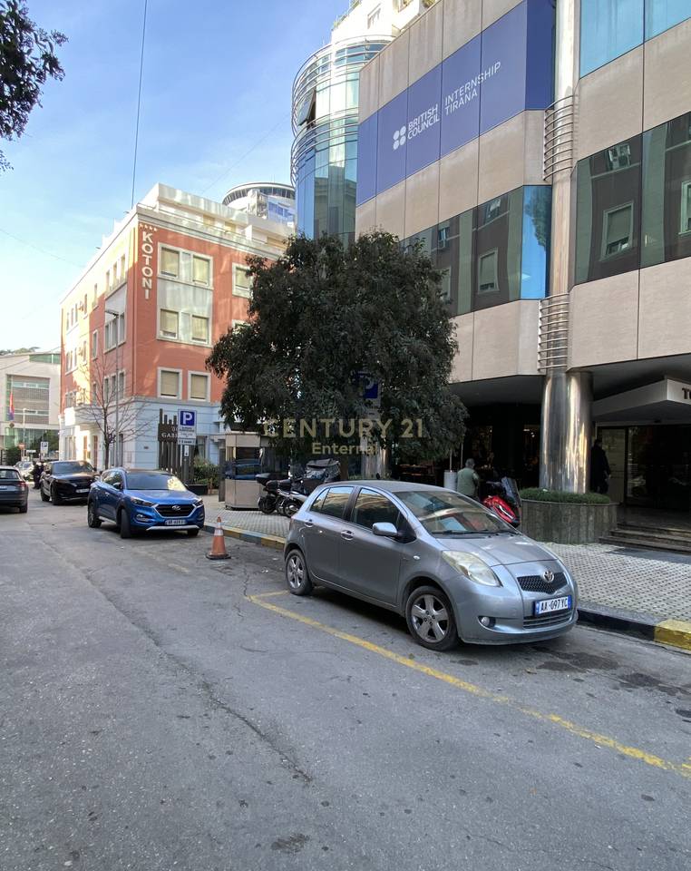 Commercial Unit for Rent on Deshmoret e Kombit Boulevard