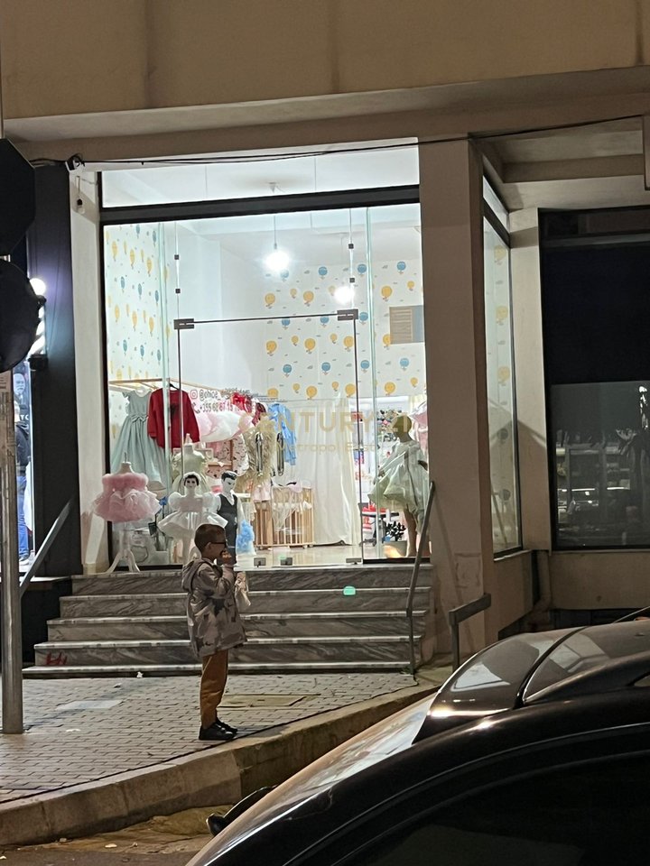 Shitet ambjent biznesi në Yzberisht, pranë Fitness Unik