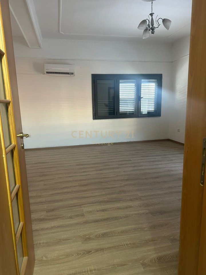 KAT VILE ME QIRA PER ZYRE OSE BANIM, PRANE FAKULTETIT EKONOMIK, TIRANE!