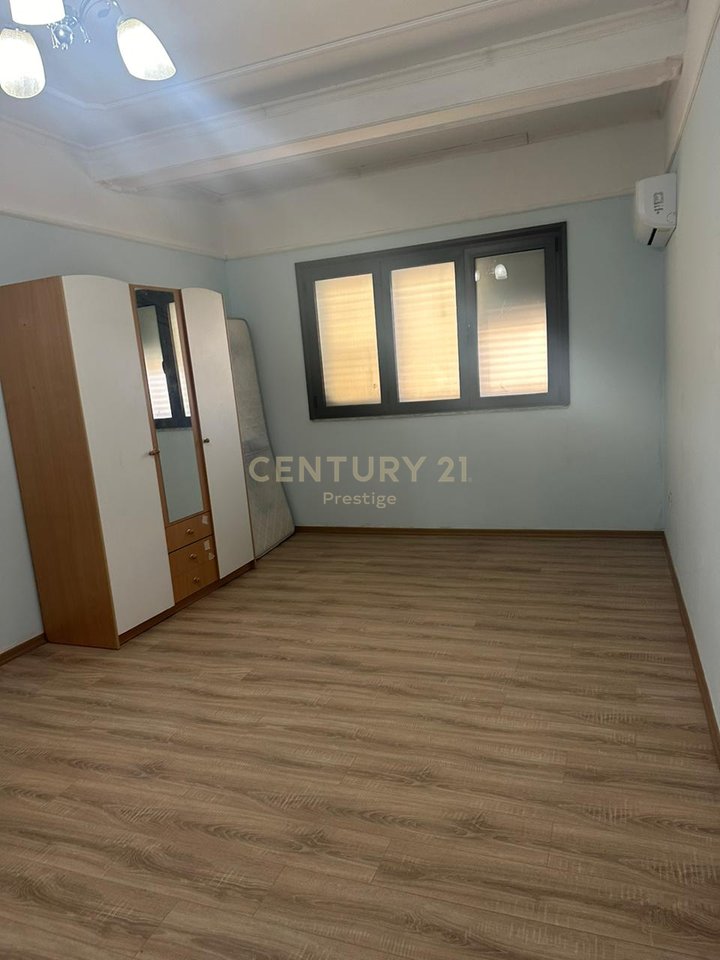 KAT VILE ME QIRA PER ZYRE OSE BANIM, PRANE FAKULTETIT EKONOMIK, TIRANE!