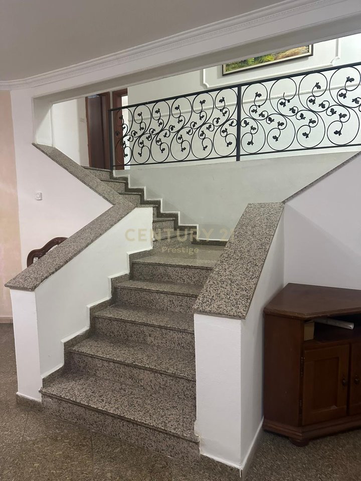 KAT VILE ME QIRA PER ZYRE OSE BANIM, PRANE FAKULTETIT EKONOMIK, TIRANE!