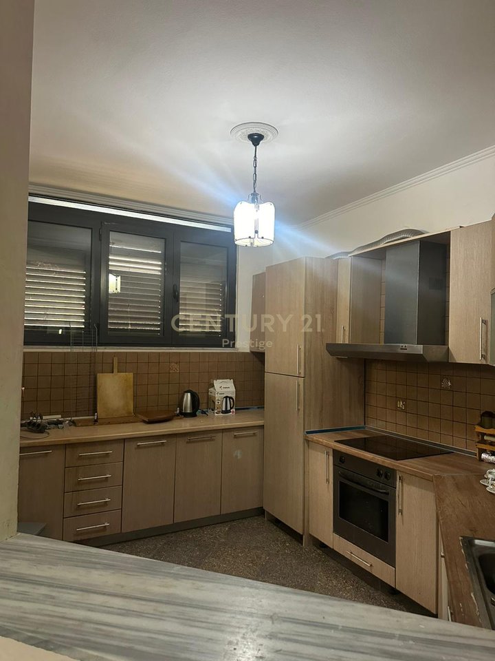 KAT VILE ME QIRA PER ZYRE OSE BANIM, PRANE FAKULTETIT EKONOMIK, TIRANE!