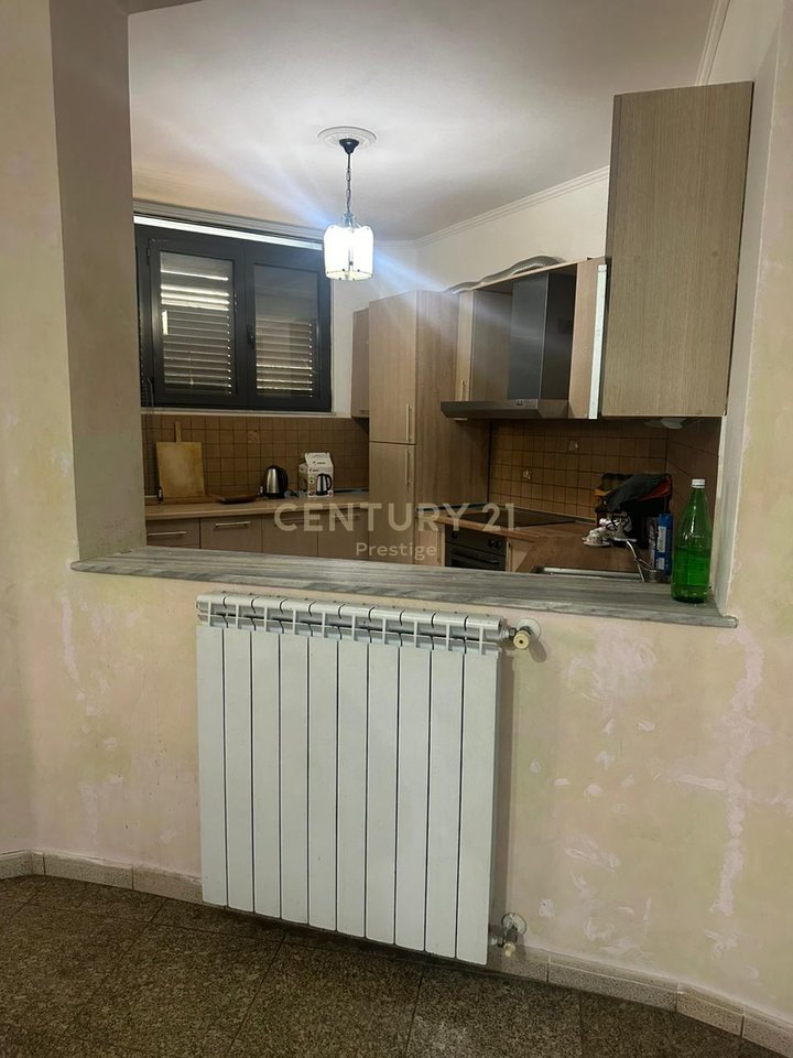 KAT VILE ME QIRA PER ZYRE OSE BANIM, PRANE FAKULTETIT EKONOMIK, TIRANE!