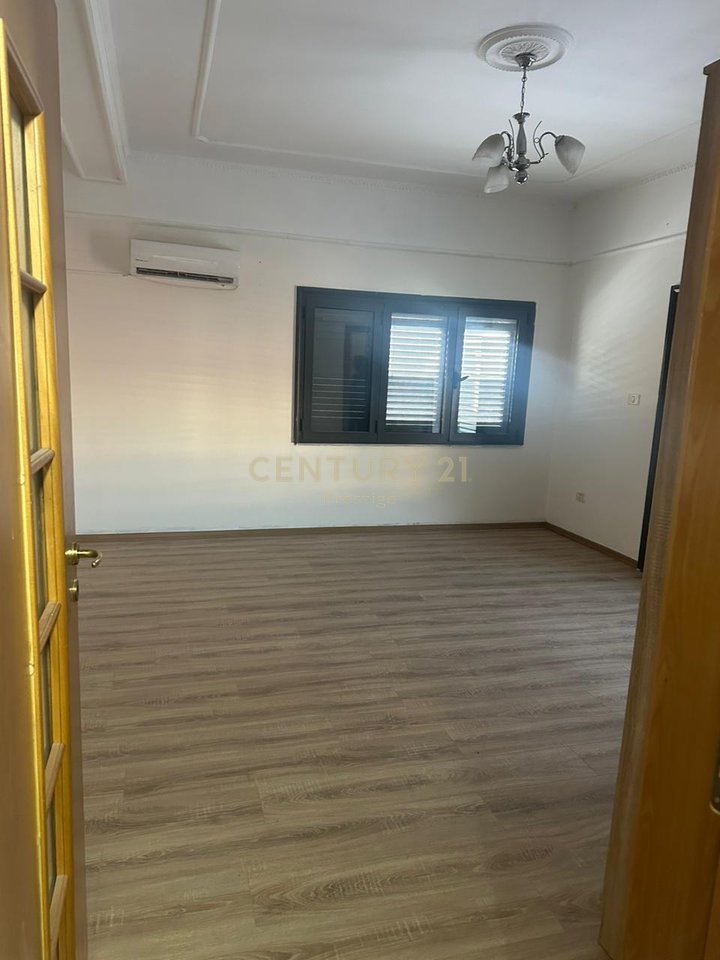 KAT VILE ME QIRA PER ZYRE OSE BANIM, PRANE FAKULTETIT EKONOMIK, TIRANE!