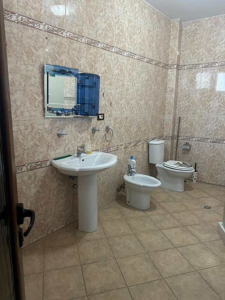 KAT VILE ME QIRA PER ZYRE OSE BANIM, PRANE FAKULTETIT EKONOMIK, TIRANE!