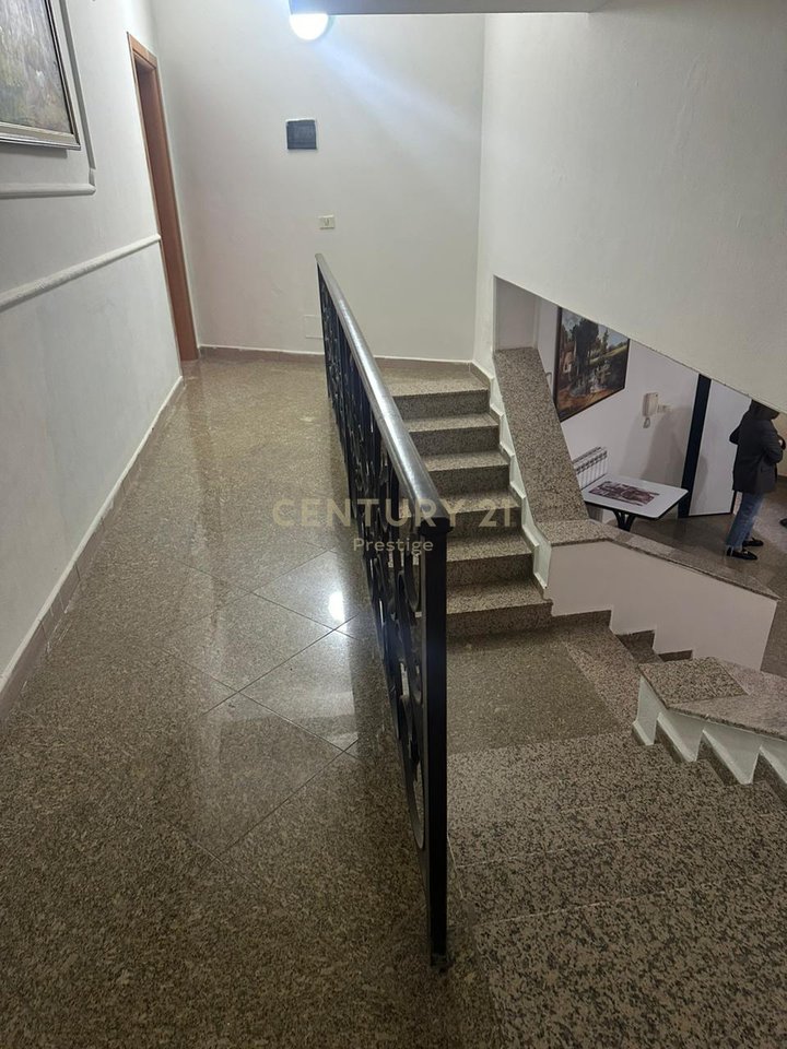 KAT VILE ME QIRA PER ZYRE OSE BANIM, PRANE FAKULTETIT EKONOMIK, TIRANE!