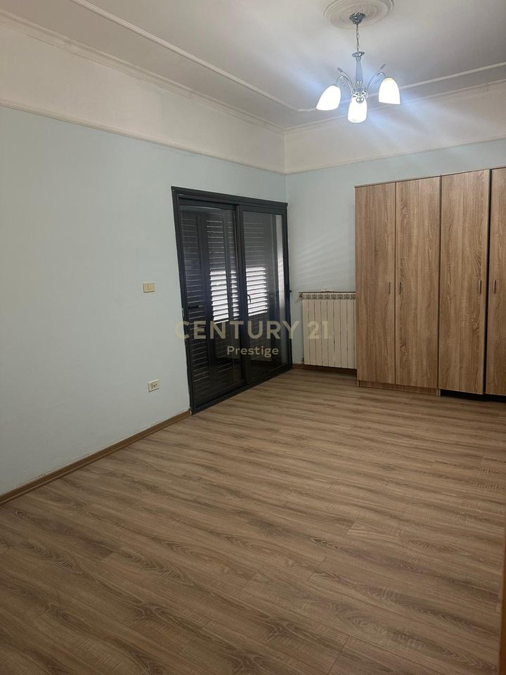 KAT VILE ME QIRA PER ZYRE OSE BANIM, PRANE FAKULTETIT EKONOMIK, TIRANE!