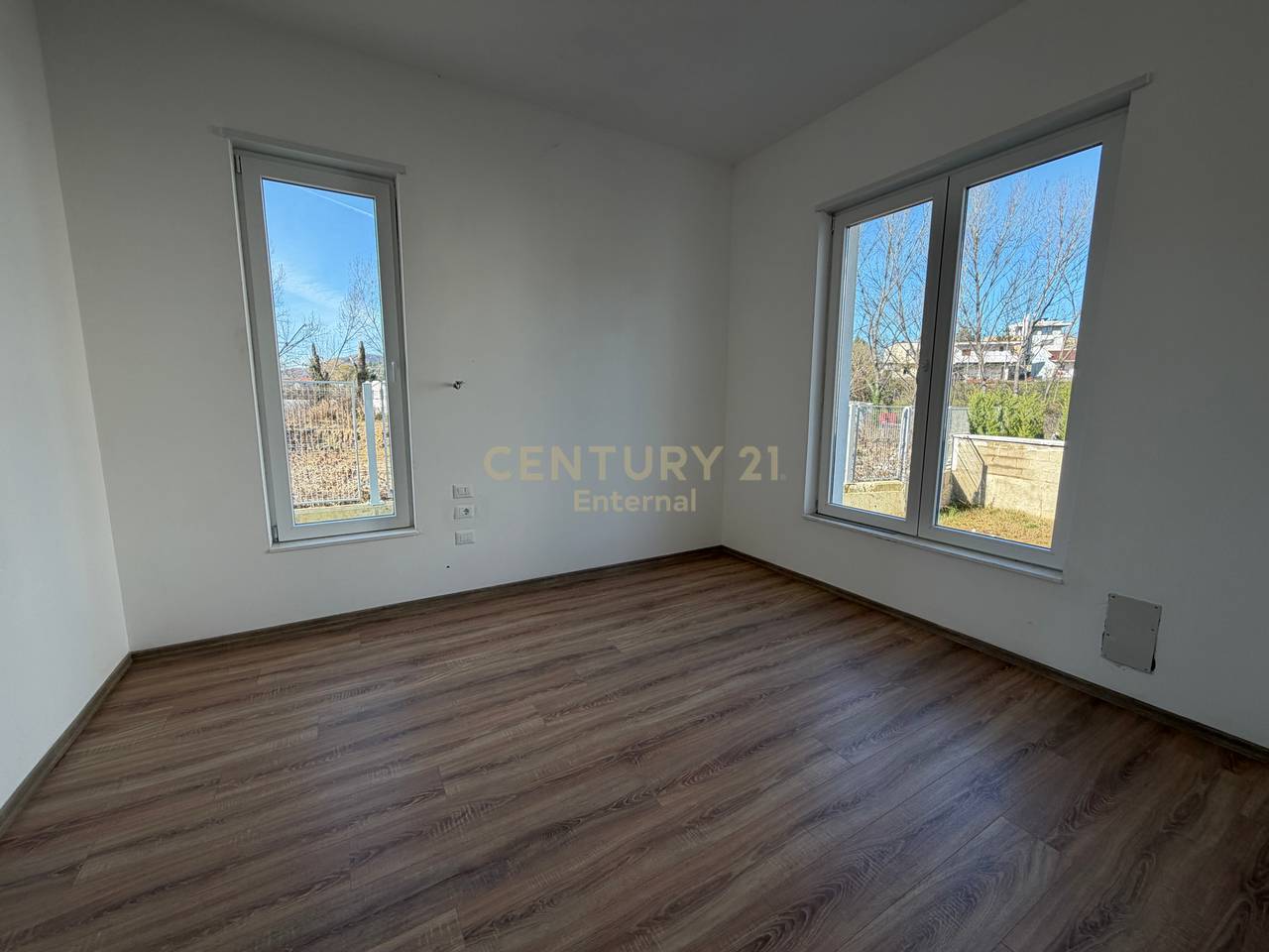 Shitet Vila tek Rolling Hills 2