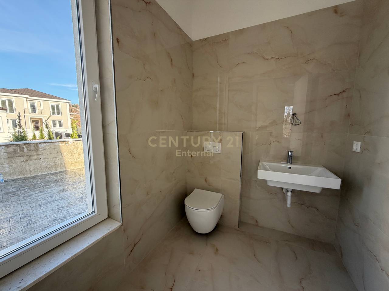 Shitet Vila tek Rolling Hills 2