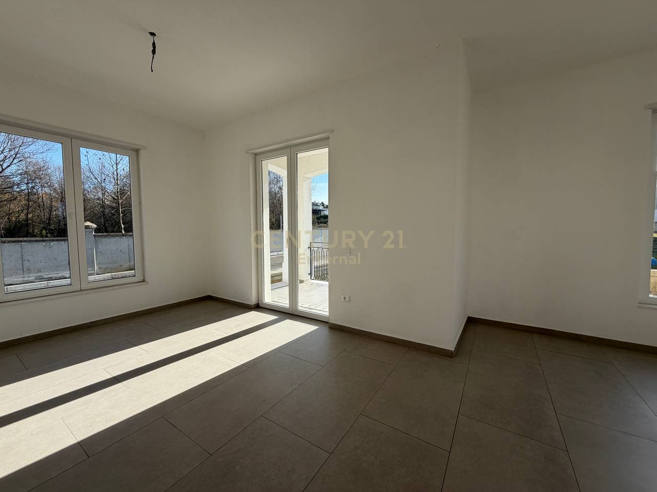 Shitet Vila tek Rolling Hills 2