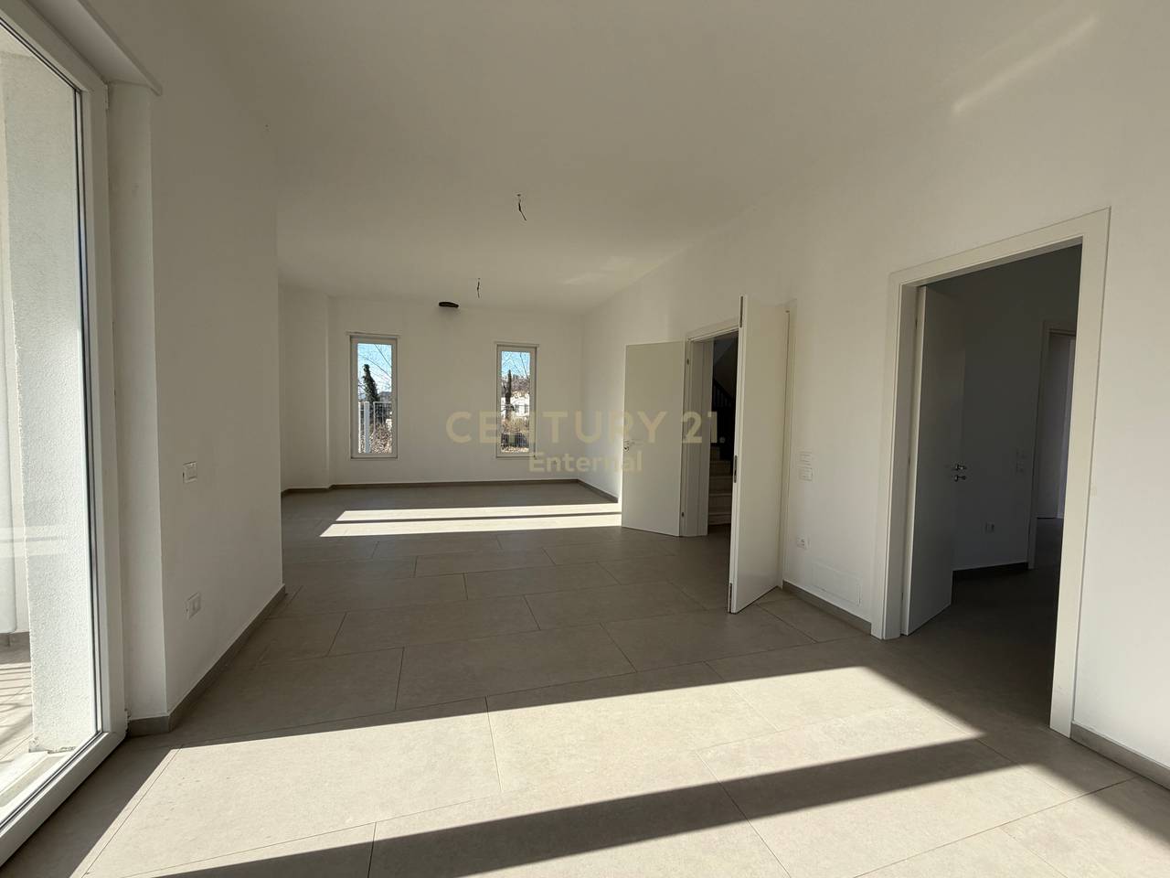 Shitet Vila tek Rolling Hills 2