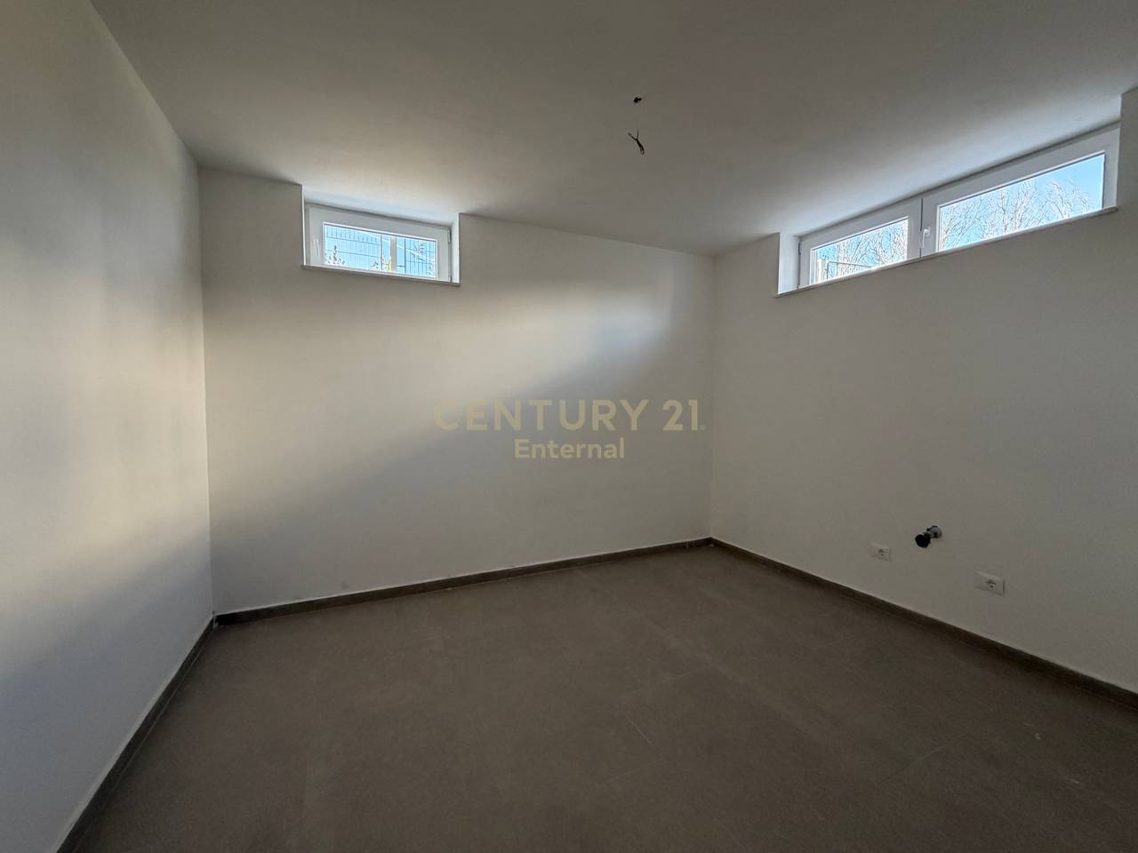 Shitet Vila tek Rolling Hills 2