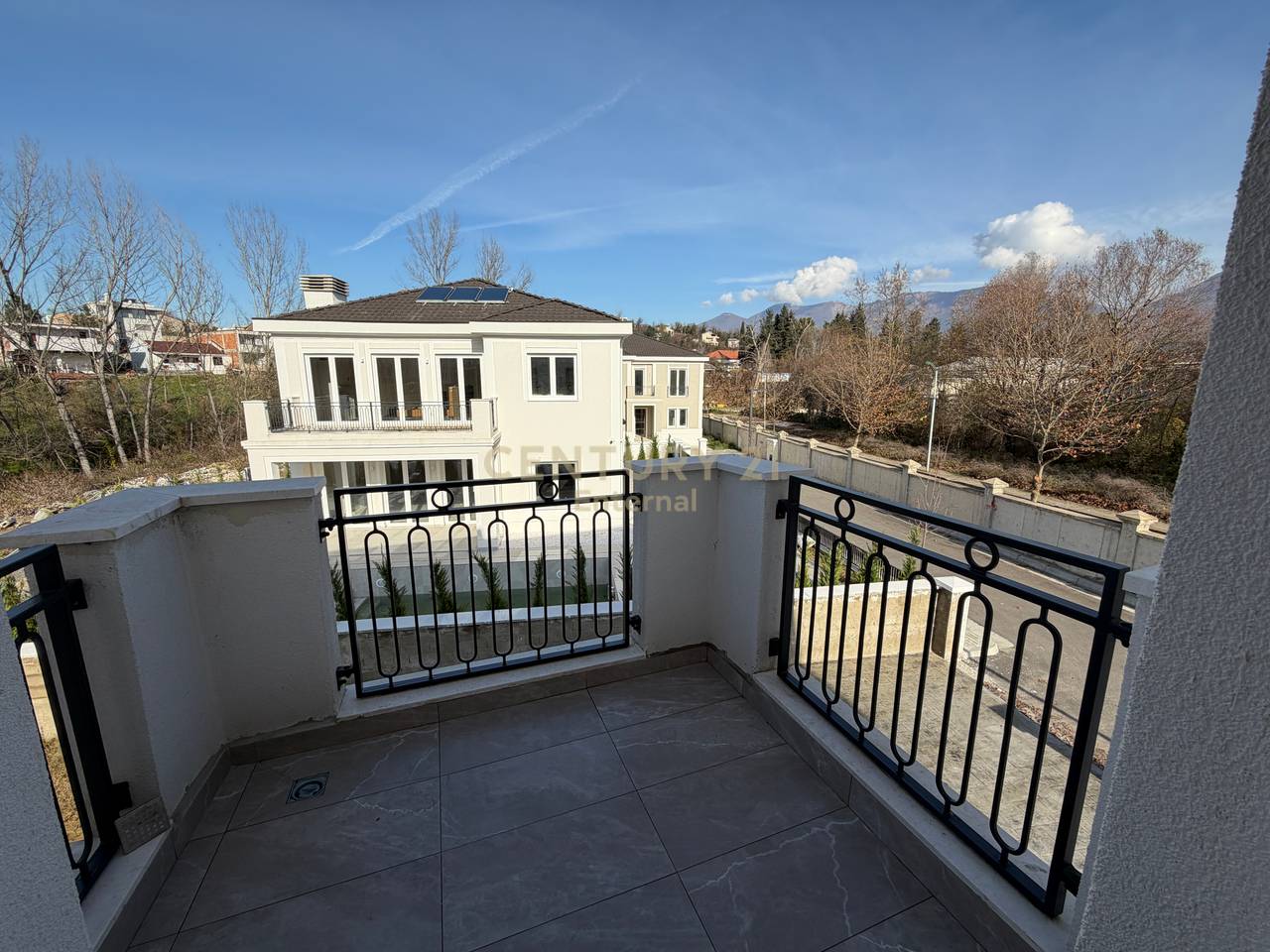 Shitet Vila tek Rolling Hills 2