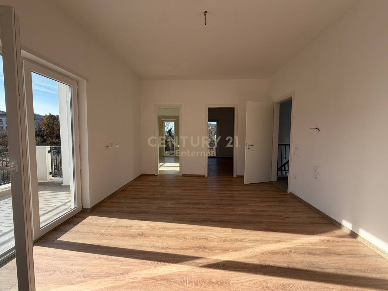 Shitet Vila tek Rolling Hills 2