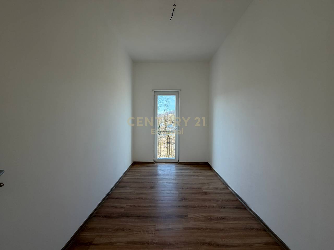 Shitet Vila tek Rolling Hills 2