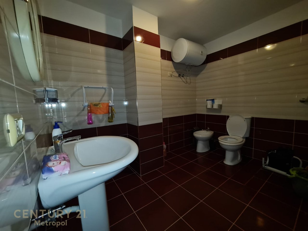 OFROJ PER QIRA APARTAMENT 4+1+2 BOSH-PER ZYRA!