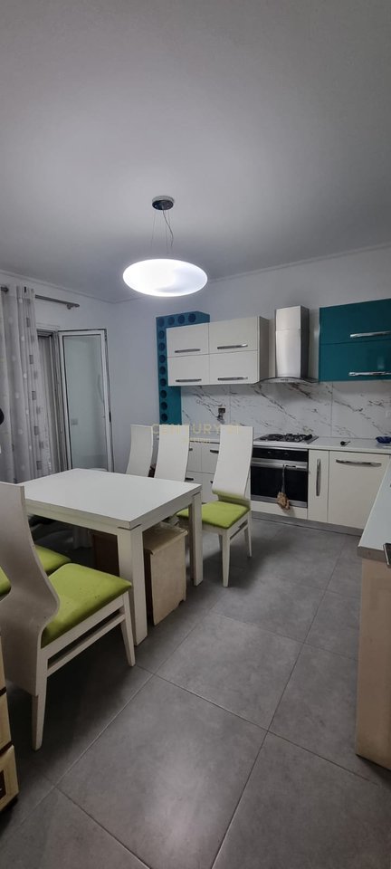 Jepen me qira dy katet e nje vile ne Fresk afer Rezidences Topi!