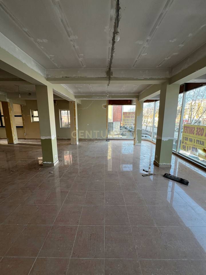 Locale commerciale in vendita su strada principale!