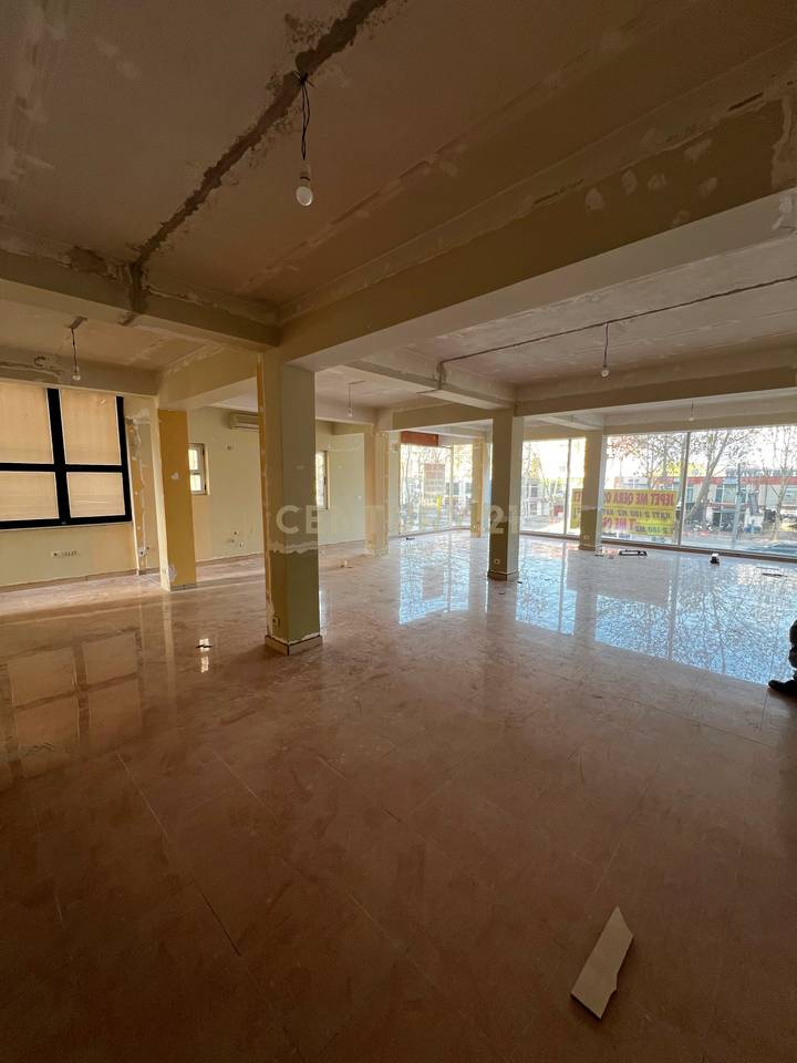 Locale commerciale in vendita su strada principale!