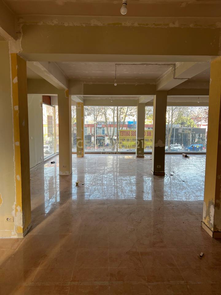 Locale commerciale in vendita su strada principale!