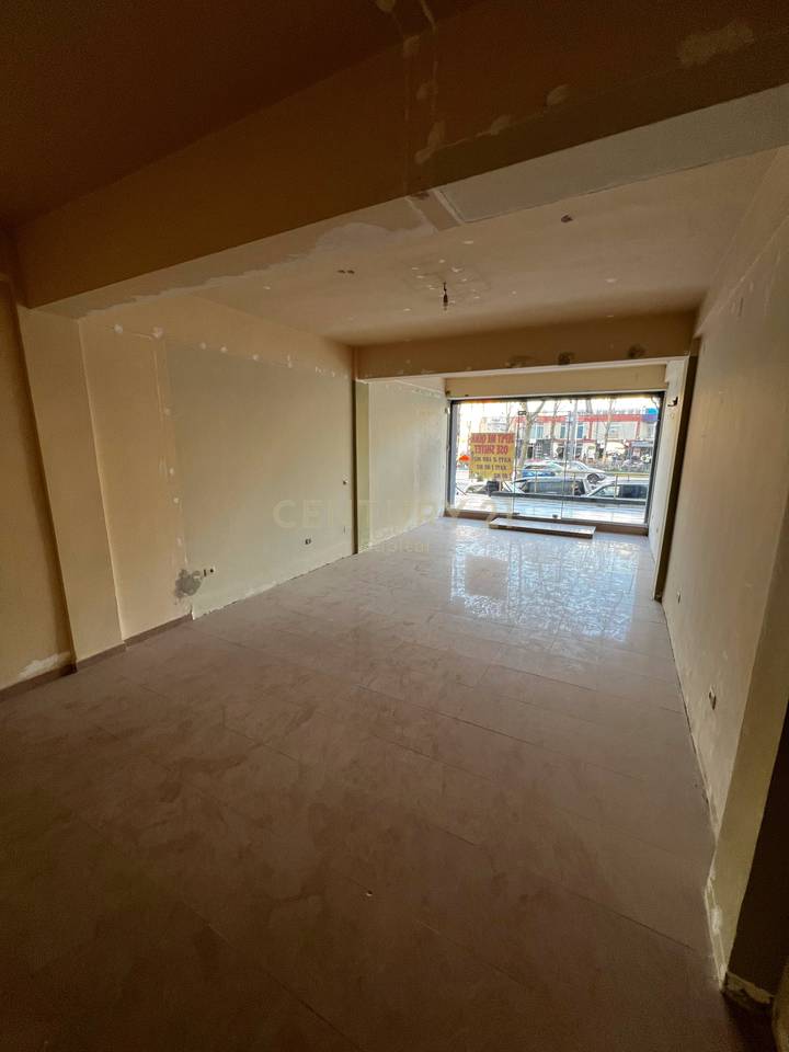 Locale commerciale in vendita su strada principale!