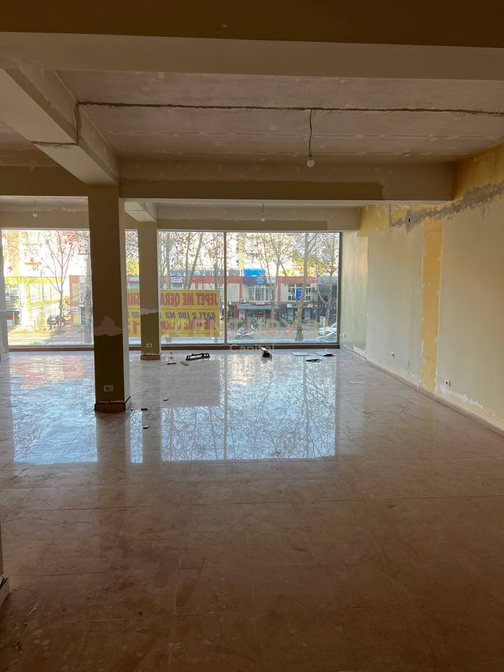 Locale commerciale in affitto su strada principale!