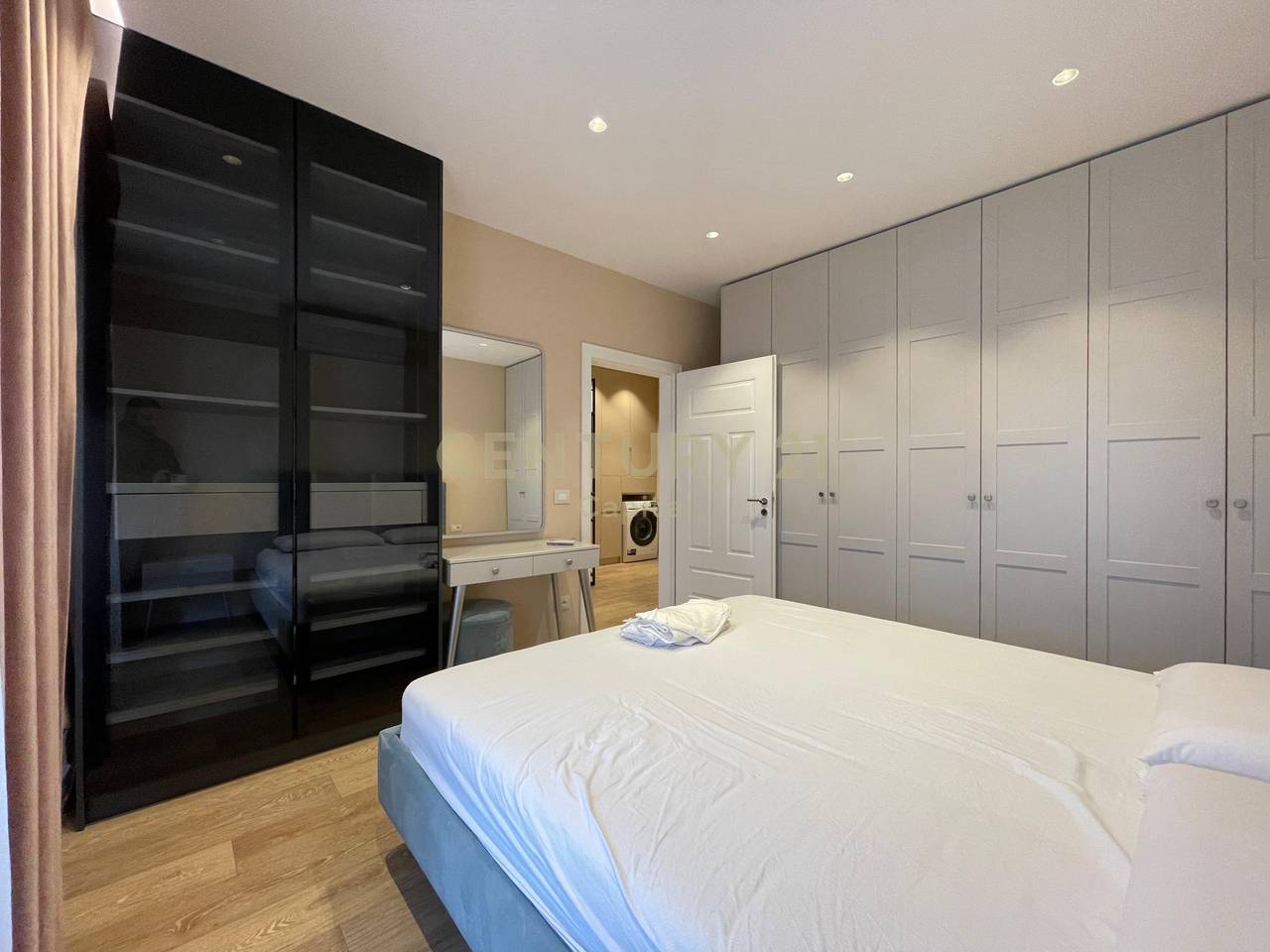 Jepet me qera apartament 1+1, pranë Pazarit të Ri!