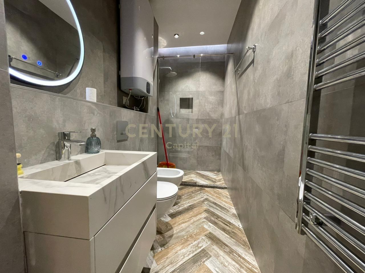 Jepet me qera apartament 1+1, pranë Pazarit të Ri!