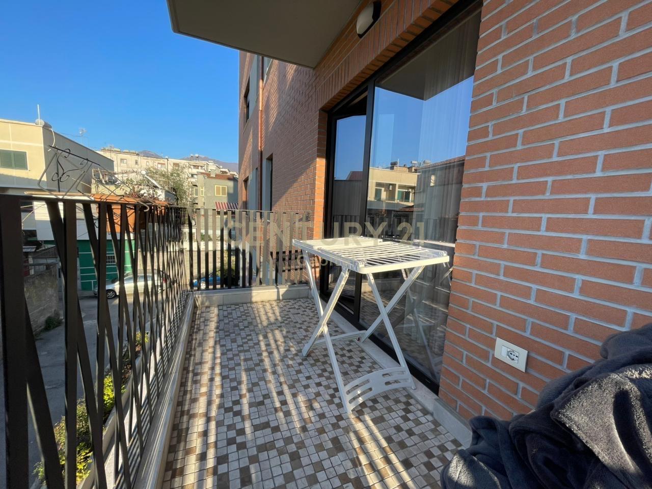 Jepet me qera apartament 1+1, pranë Pazarit të Ri!