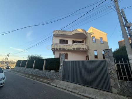 Shitet Vilë 2 katëshe pranë Xhamisë në Babrru