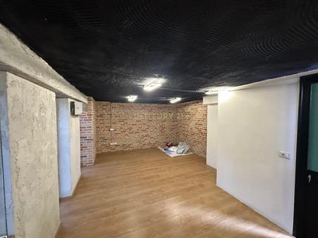 Abbiamo spazi per uffici in affitto nella zona di Myslym Shyri - 800 Euro