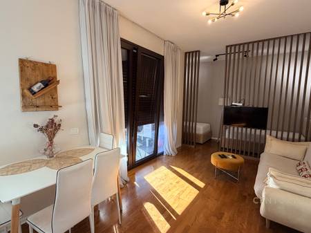 JEPET ME QIRA APARTAMENT 1+1 TEK GREEN TARACE, RRUGA BARRIKADAVE !