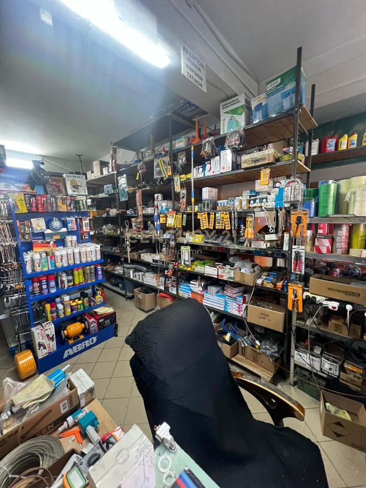 Ambient Komercial  Me Qira buze rruge tek  Kodra e Diellit, Tiranë - 990€ | 110 m²