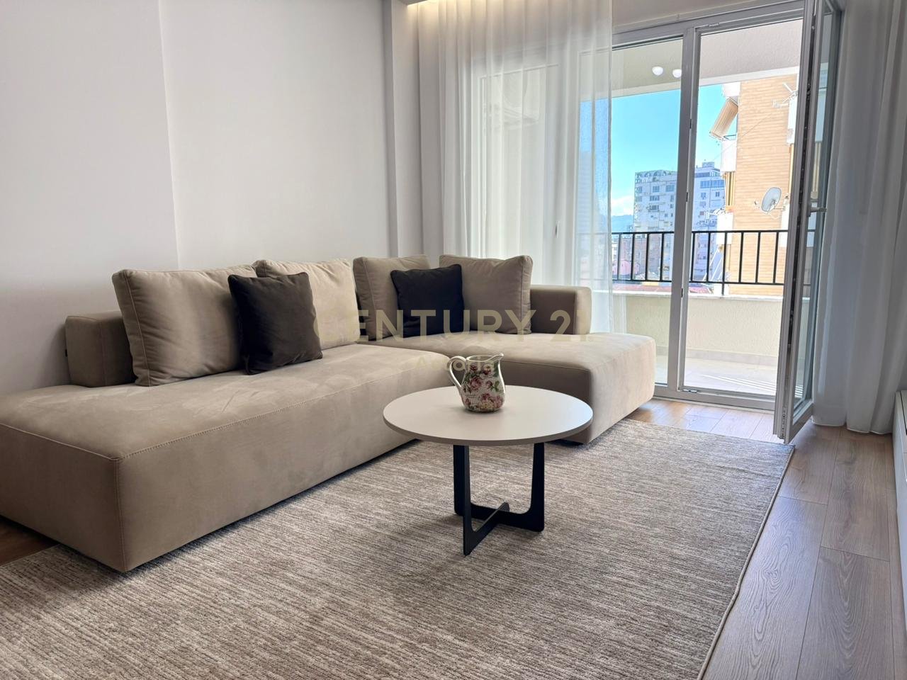 JEPET ME QIRA PARTAMENT 1+1, PAZARI I RI