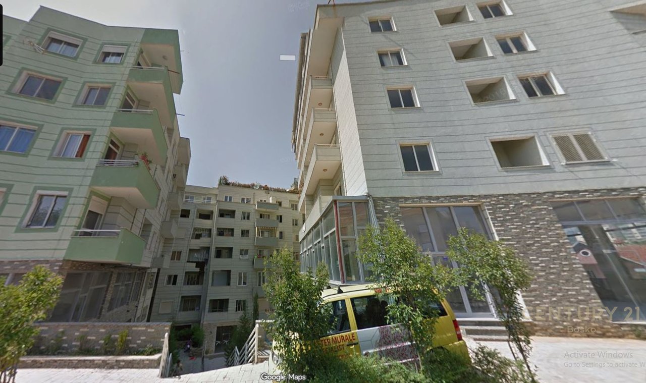 Shitet - Njesi Sherbimi 262 m2 , Kati përdhe  në Fresk