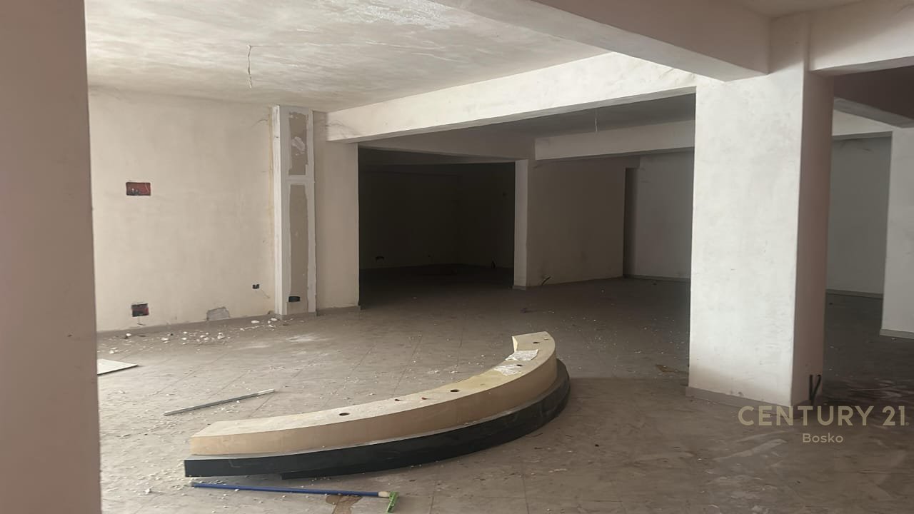 Shitet - Njesi Sherbimi 262 m2 , Kati përdhe  në Fresk