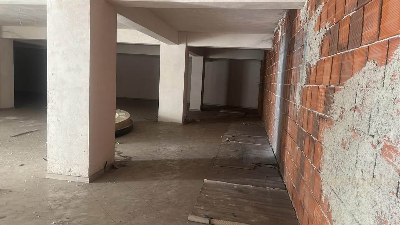 Shitet - Njesi Sherbimi 262 m2 , Kati përdhe  në Fresk