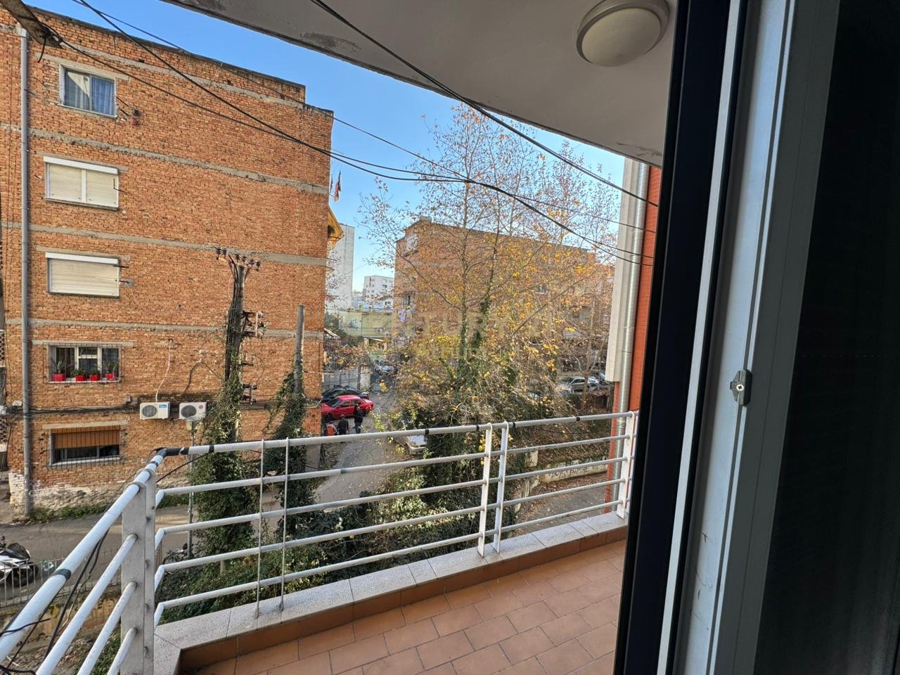 JEPET ME QIRA AMBIENT 1+1 PER ZYRA PRANE MATERNITETIT TE RI !!