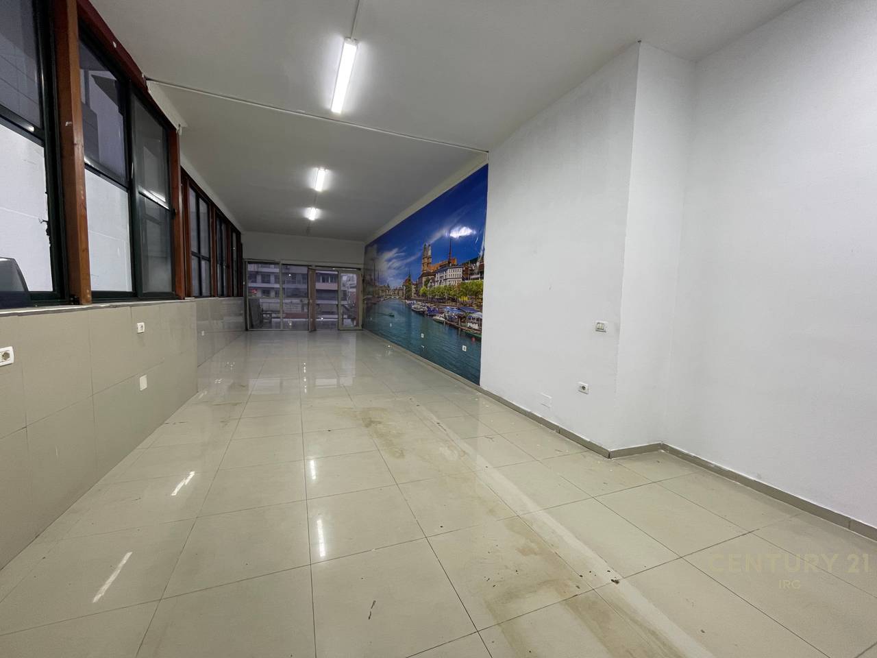 Ambiente commerciale nella zona di Kodra e Diellit!