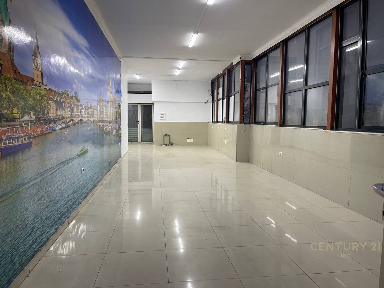 Ambiente commerciale nella zona di Kodra e Diellit!