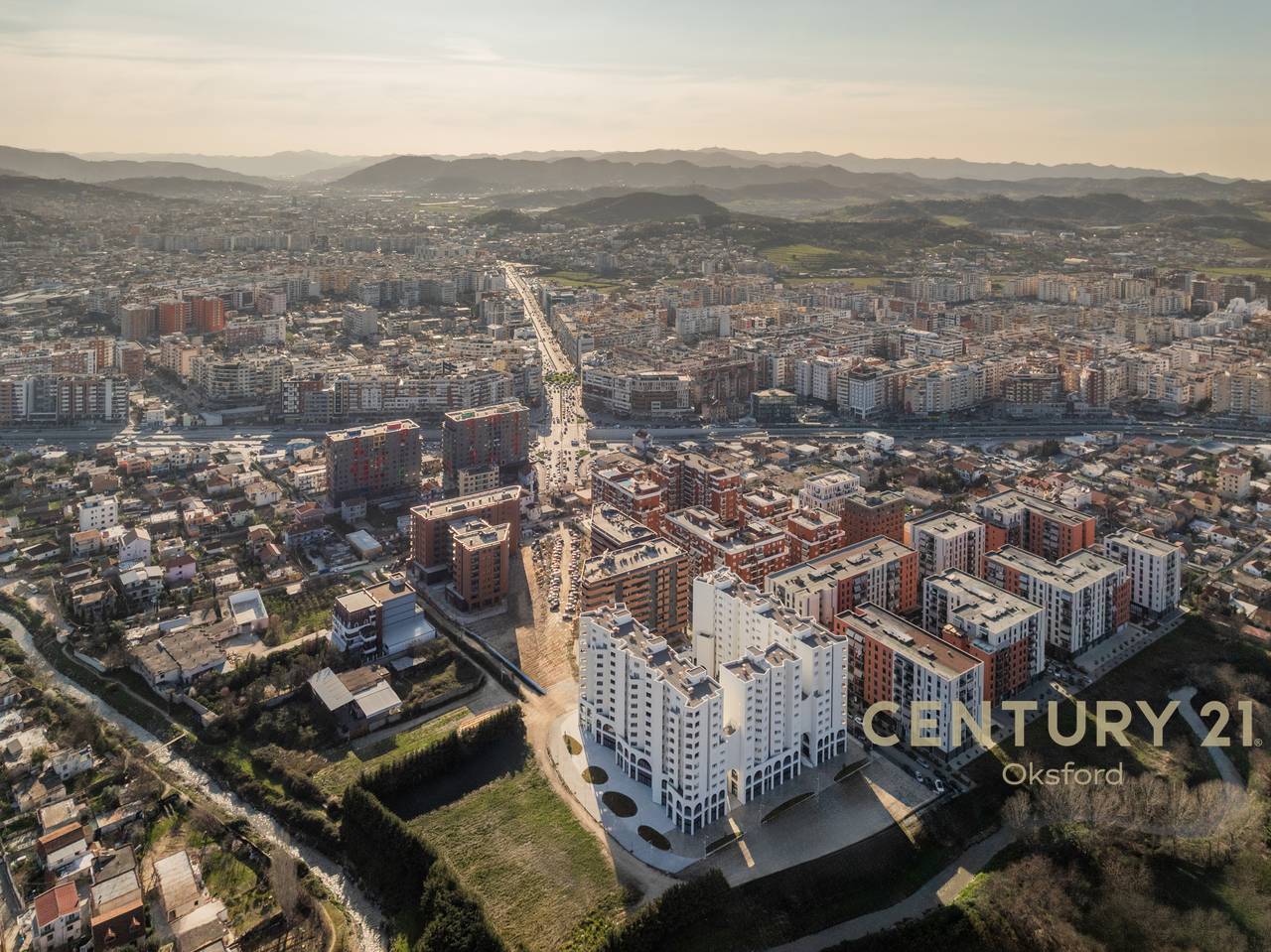 AMBIENT KOMERCIALE për SHITJE në River Residence!
