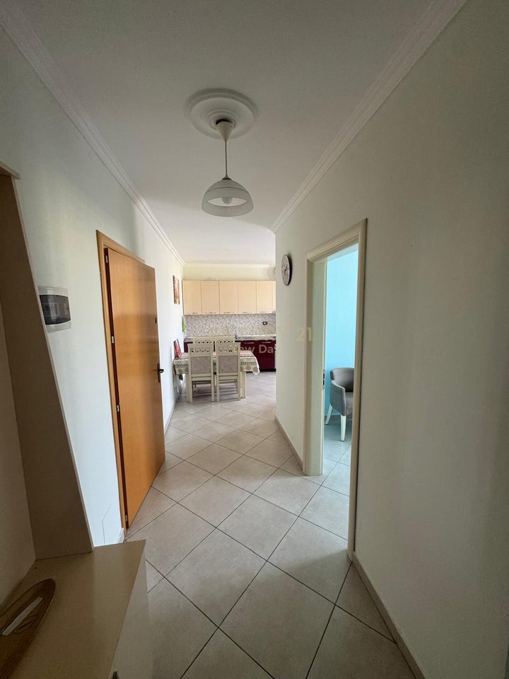Jepet me qira apartament 2+1 ne zonen e plazhit.