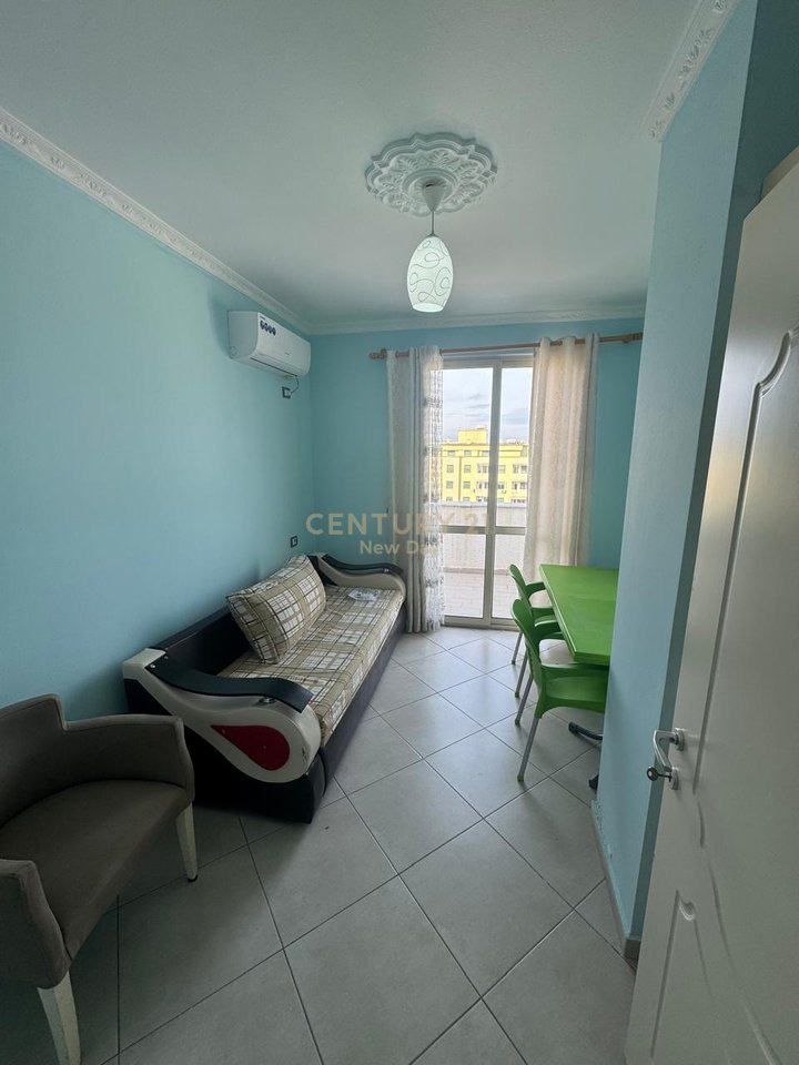 Jepet me qira apartament 2+1 ne zonen e plazhit.
