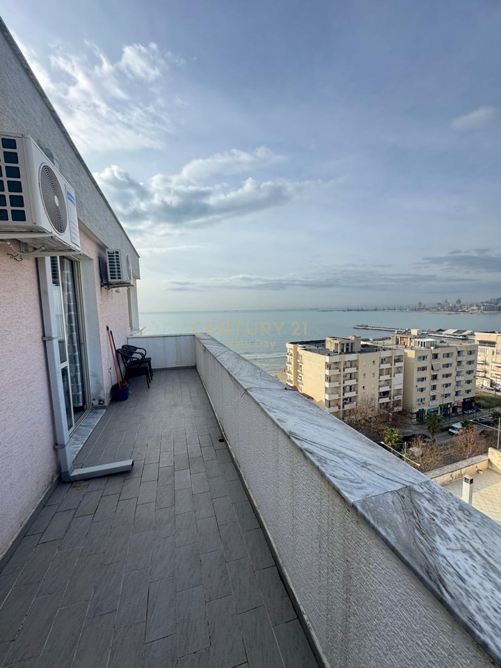 Jepet me qira apartament 2+1 ne zonen e plazhit.